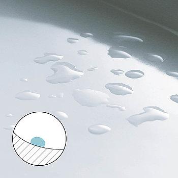 Hier ist eine Darstellung einer hydrophoben Keramik. Die Wassertropfen bleiben in ihrer Tropfenform auf der Oberfläche vorhanden und breiten sich nicht aus. In der linken unteren Ecke ist eine schematische Darstellung der hydrophoben Eigenschaft der Keramik. Der Wassertropfen bildet eine Tropfenform auf der Oberfläche. 